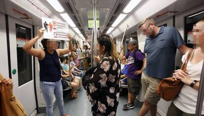 Una de las patrullas ciudadanas ahuyenta a los carteristas en el metro de Barcelona.