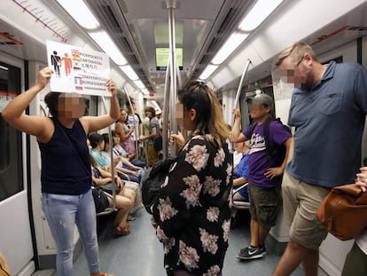 Una de las patrullas ciudadanas ahuyenta a los carteristas en el metro de Barcelona.