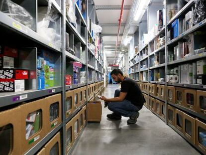 Un trabajador de Amazon en el almac&eacute;n de San Fernando de Henares