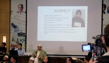Imagen del detenido por la muerte de la niña de siete años, este martes en una rueda de prensa en Pakistán.