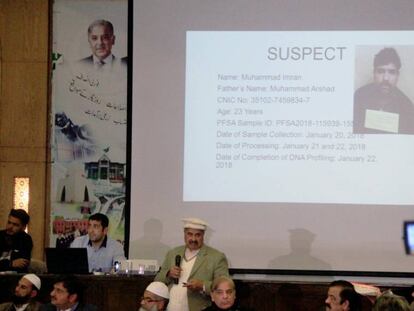 Imagen del detenido por la muerte de la ni&ntilde;a de siete a&ntilde;os, este martes en una rueda de prensa en Pakist&aacute;n.