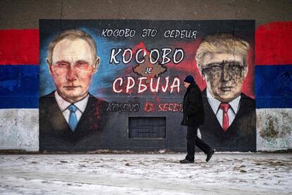 Un hombre camina frente a un mural de Vladimir Putin y Donald Trump en Belgrado el pasado 25 de enero de 2017.