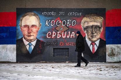 Un hombre camina frente a un mural de Vladimir Putin y Donald Trump en Belgrado el pasado 25 de enero de 2017. 