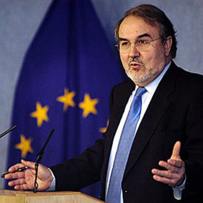 Pedro Solbes, durante la conferencia de prensa que celebró ayer.

/ REUTERS