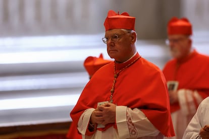 El cardinal alemán Gerhard Ludwig Müller, considerado uno de los referentes del sector conservador de la Iglesia, en la capilla ardiente del papa Francisco, el pasado 23 de abril.
