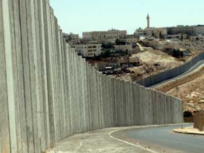 El muro que separa israelíes de palestinos, construido por Ariel Sharon.