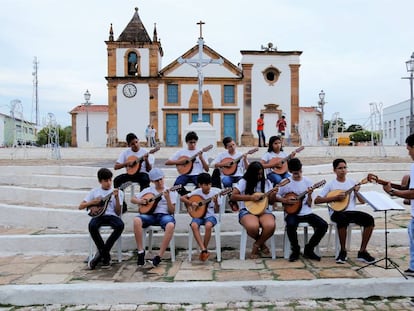 Estudantes do curso de bandolim se apresentam em frente a Igreja Matriz, em Oeiras.