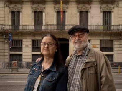 Els germans Maribel i Josep Ferrándiz Blas, davant la comissaria de Via Laietana.