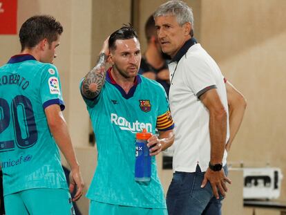 Setién charla con Messi y Sergi Roberto en el duelo ante el Villarreal.
