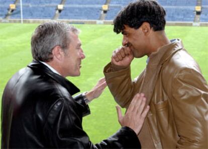 Rijkaard charla con Luis Fernández, del Espanyol, en la presentación del <i>derby.</i>