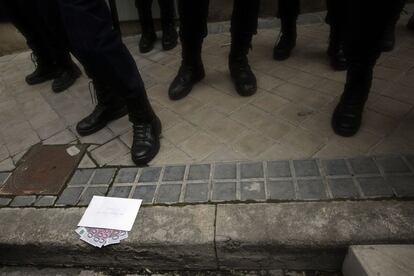 Al terminar el escrache frente a la casa de la vicepresidenta del Gobierno, uno de los participantes le dejó un sobre en la acera, a un lado del cordón policial que custodiaba la vivienda. Llevaba falsos billetes de 500 euros, como símbolo de los supuestos sobres en los que el extesorero Luis Bárcenas repartía cantidades de una supuesta contabilidad B del PP.