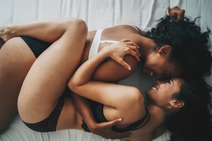 Un estudio de 2015 revelaba que las mujeres bisexuales y homosexuales tenían más deseo que las heterosexuales; que las ganas aumentan a mayor nivel de estudios o que ser ama de casa no ayuda mucho a encenderse. En la imagen, dos mujeres en la cama.