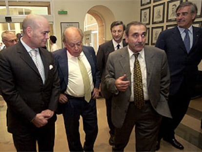 Jordi Pujol, entre Fernando Villalonga y Eliseu Climent, ayer en la Cámara de Castellón.