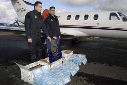 Dos policías, junto a la droga y el reactor confiscados en el aeródromo de Fuentemilanos, Segovia.