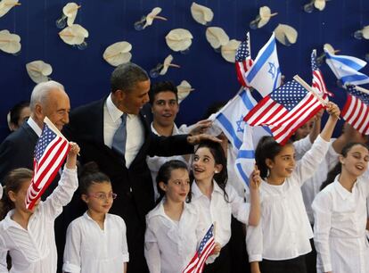 Barack Obama es recibido en la residencia presidencial por decenas de niños de todo Israel que, con banderas de los dos países, les dedicaron la popular canción hebrea "Os traemos la paz" (Hevenu shalom alejem).