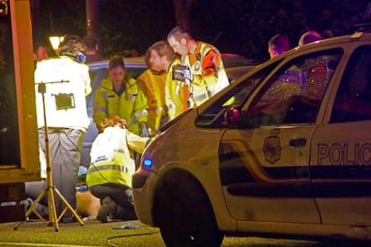 Miembros del SAMUR intentan reanimar al ciclista atropellado.