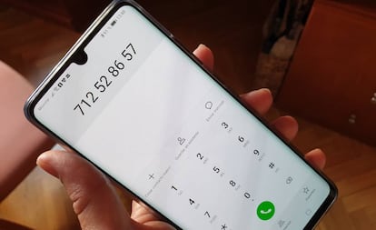 Un usuario marca en su móvil un número que comienza por 7.