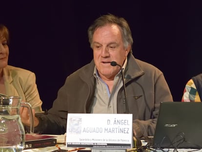 El sacerdote Ángel Aguado, durante una conferencia, en una imagen de archivo.