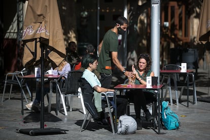 Imagen de archivo de una terraza de la Rambla.