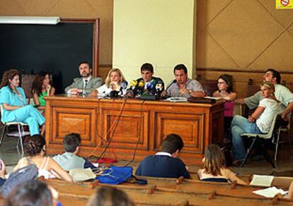 Abogados de la comisión jurídica del Foro Social de Sevilla, ayer, en la Facultad de Derecho.