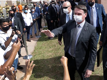 Presidente Jair Bolsonaro acena para apoiadores em Brasília, no dia 5 de abril.