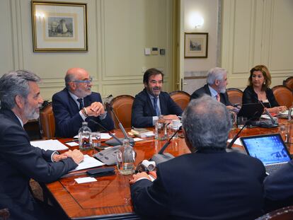 El presidente del Consejo General del Poder Judicial (CGPJ), Carlos Lesmes (a la izquierda), preside un pleno extraordinario del organismo, este jueves.