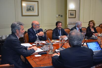 El presidente del Consejo General del Poder Judicial (CGPJ), Carlos Lesmes (a la izquierda), preside un pleno extraordinario del organismo, este jueves.