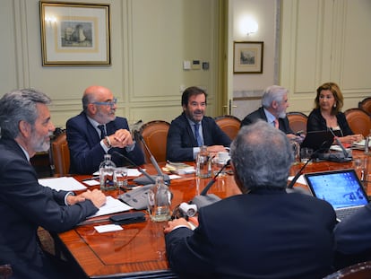 El presidente del Consejo General del Poder Judicial (CGPJ), Carlos Lesmes (a la izquierda), preside un pleno extraordinario del organismo, este jueves.