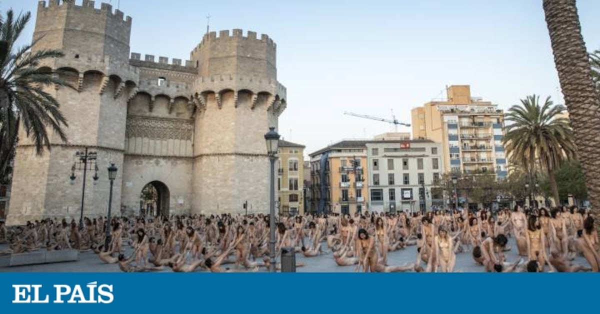 Tunick retrata a 1.300 personas desnudas en Valencia en clave feminista | Cultura | EL PAÍS