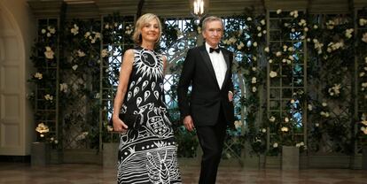 El consejero delegado del grupo Louis Vuitton, Bernard Arnault, llega junto a su esposa Helene Mercier a la cena de Estado