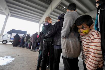 Un niño que fue evacuado de la zona oriental, espera a recibir comida en la zona controlada por el gobierno de Jibreen en Alepo.