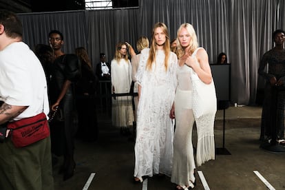 Dos modelos posan en el 'backstage' del desfile de Gabriela Hearst, celebrado la mañana del martes 12 de septiembre en Brooklyn.