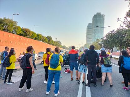 Un grupo de piquetes, cortando la ronda Litoral de Barcelona, este martes.