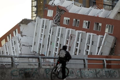 O terremoto durou até quatro minutos em áreas próximas ao epicentro e mais de dois minutos na capital, Santiago.