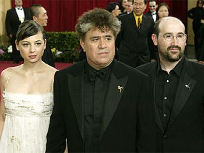 Pedro Almodóvar, entre Leonor Watling y Javier Cámara, a las puertas del Kodak Theater de Los Ángeles.