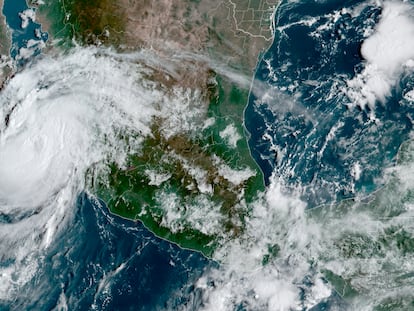 Imagen satelital del huracán 'Olaf'.