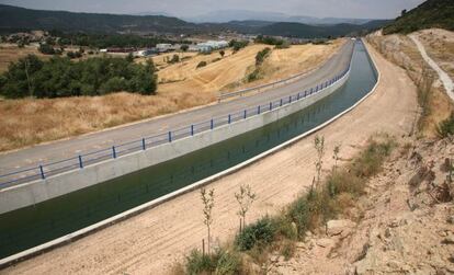 El canal Segarra-Garrigues a su paso por las cercan&iacute;as de Ponts, Noguera.