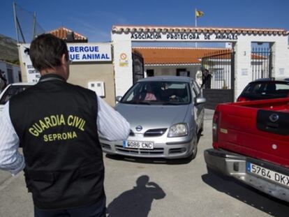 Un agente del Seprona de la Guardia Civil, ante la sede de una asociación protectora de  animales en Torremolinos (Málaga), en octibre pasado.