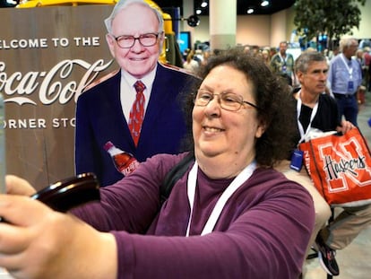 Una accionista en la reunión anual de Berkshire Hathaway en Omaha