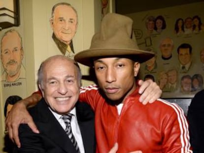 Doug Morris y el artista Pharrell Williams, en Los &Aacute;ngeles en 2014.