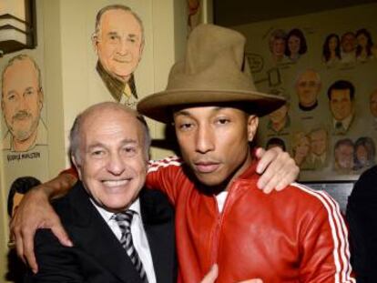 Doug Morris y el artista Pharrell Williams, en Los &Aacute;ngeles en 2014.