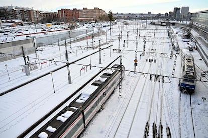 Vías de tren en la estación de Atocha de Madrid, este domingo a primera hora.