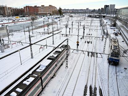 Vías de tren en la estación de Atocha de Madrid, este domingo a primera hora.