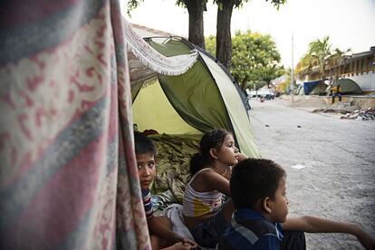 Otros tres de los ocho hijos de Jhon Jairo Beltrán. No van al colegio, se pasan al día en la zona de acampada.