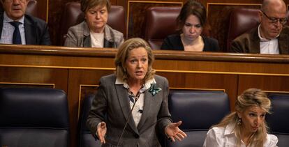 La vicepresidenta económica, Nadia Calviño, durante una sesión de control en el Congreso.