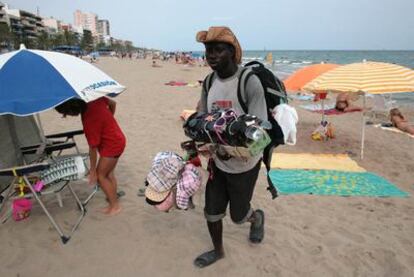 Un vendedor ambulante en Calafell.