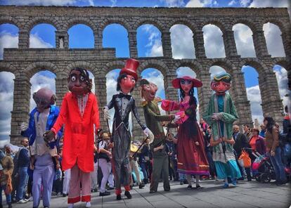 Una actuación del festival Titirimundi en el acueducto de Segovia.