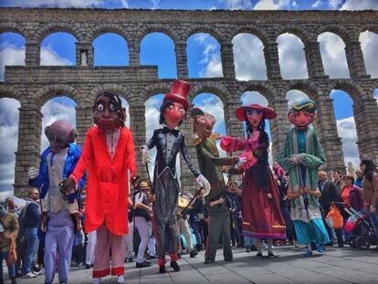 Una actuación del festival Titirimundi en el acueducto de Segovia.