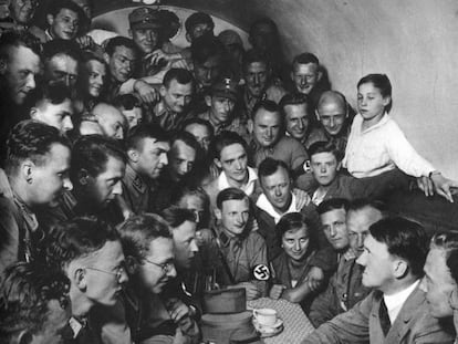 Adolf Hitler, rodeado por correligionários nazistas em uma mesa, em Berlim, em 1933.