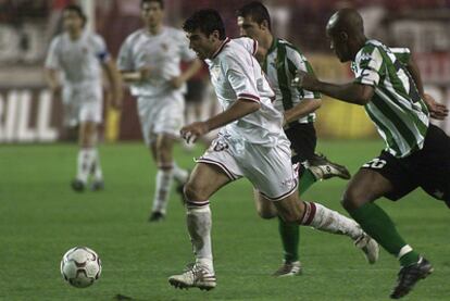 Reyes conduce la pelota durante un derbi contra el Betis.